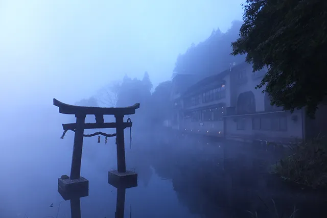 天祖神社（湖畔鳥居）